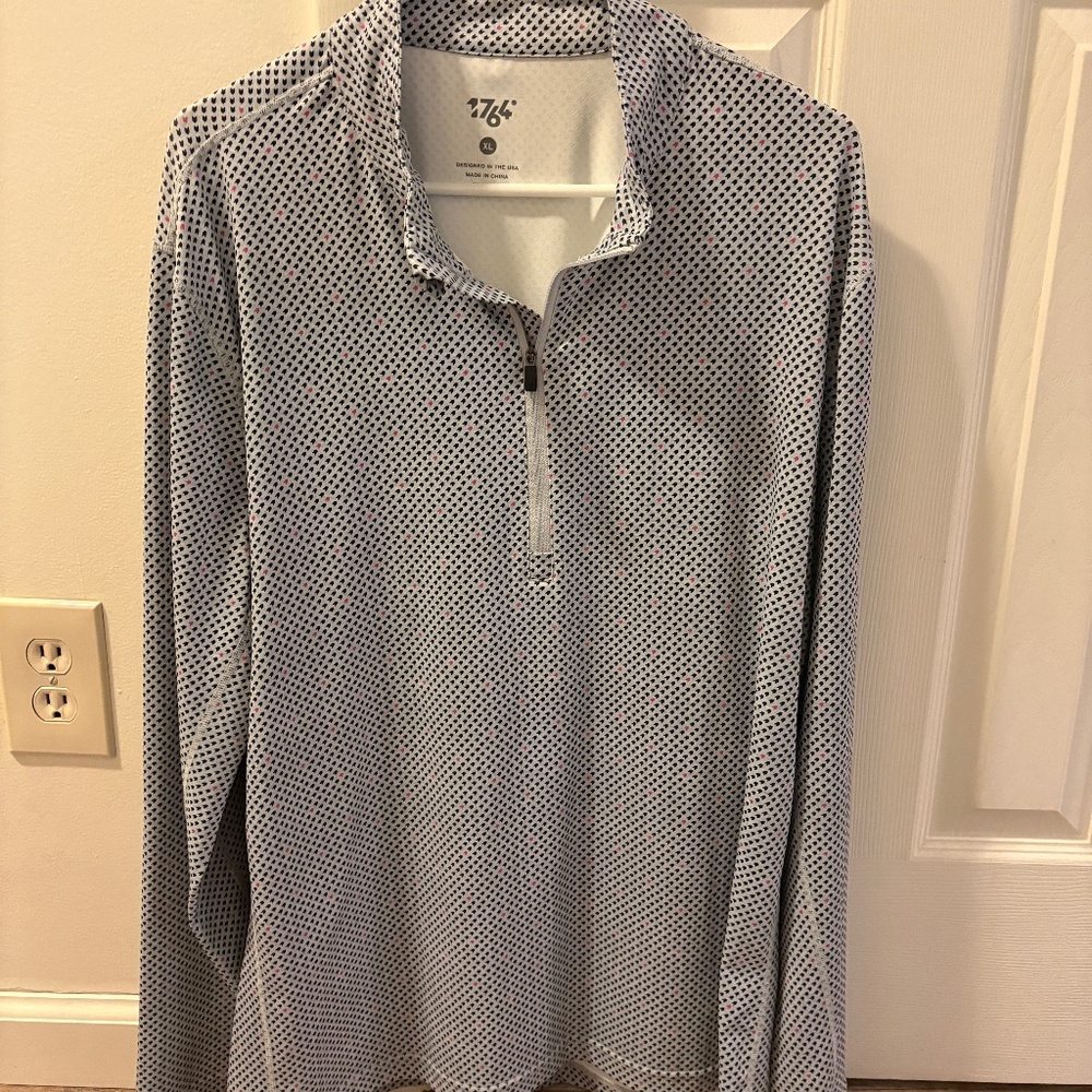 1764 Men's XL Long Sleeved Golf 1/4 Zipper Shirt with Geometric Designs